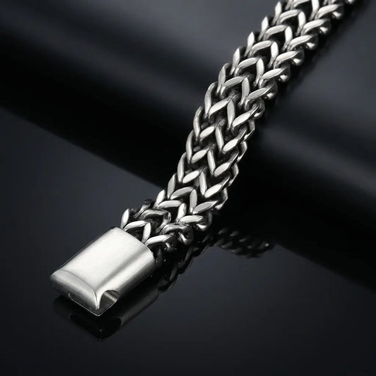 Armband aus Edelstahl mit Magnetverschluss auf dunklem Hintergrund. Das Armband ist Oden und ein Teil davon ist im Bild sichtbar