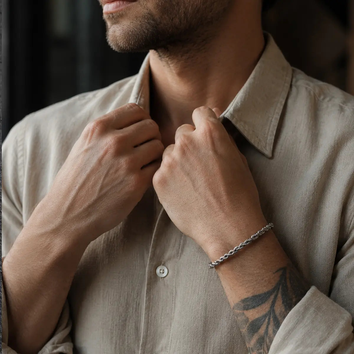 Herren Armband im Kordeldesign aus Edelstahl am Handgelenk getragen.