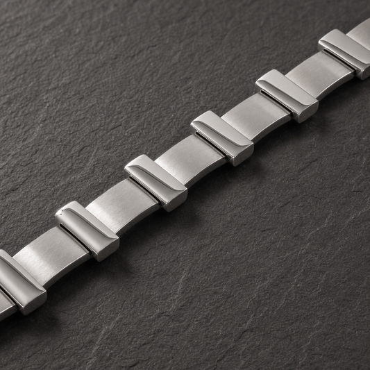 Edelstahl Armband 10 mm für Männer auf Schieferplatte Detailansicht