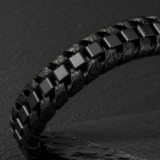 Schwarzes Herren Lederarmband mit geflochtenem Design und Edelstahlelementen in Detailaufnahme.