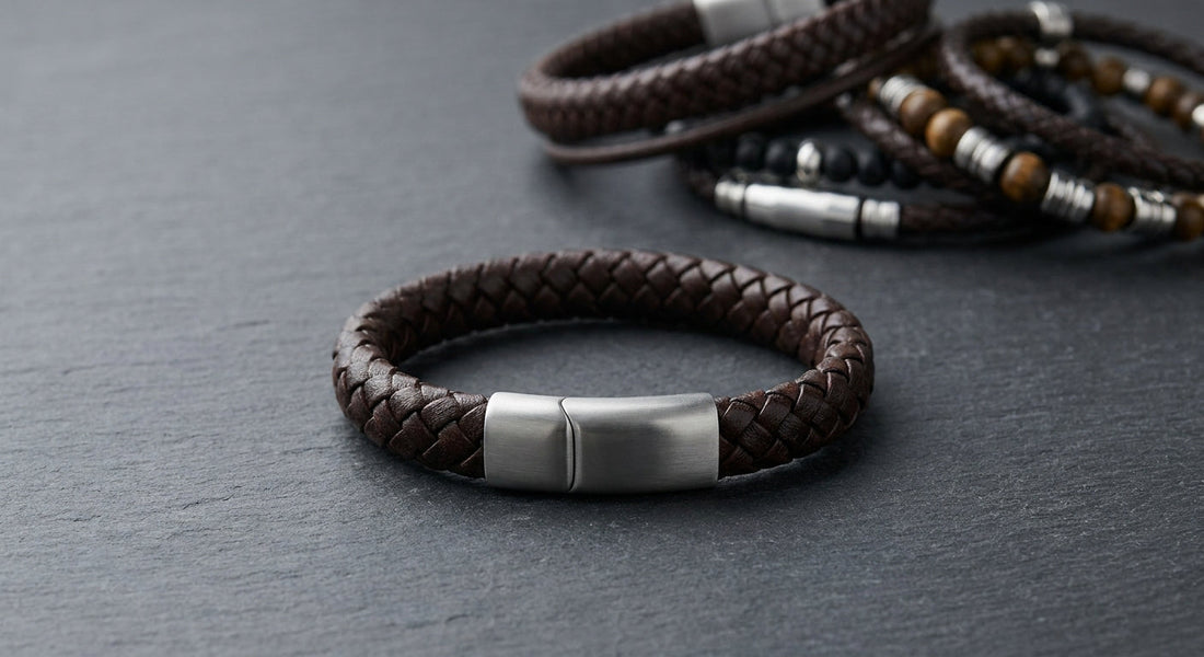 Ein hochwertiges Lederarmband für Männer mit robustem Edelstahlverschluss, stilvoll präsentiert.