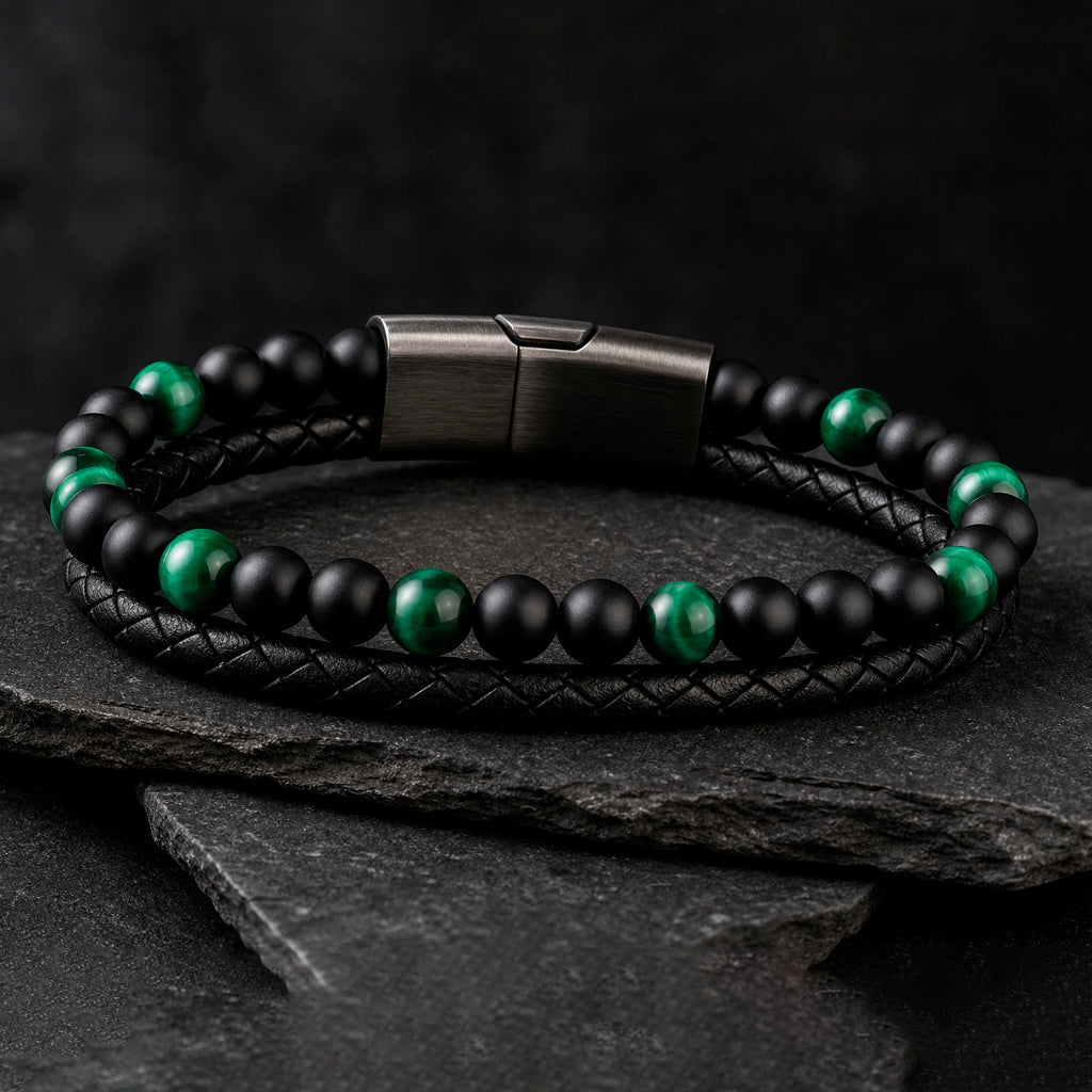 Schwarzes Herren Lederarmband mit Naturstein Perlen in schwarz und grün und geflochtenem Design.