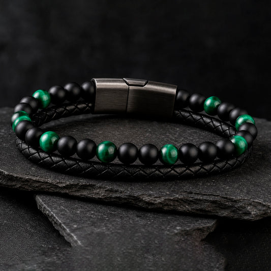 Schwarzes Herren Lederarmband mit Naturstein Perlen in schwarz und grün und geflochtenem Design.