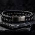 Schwarzes Herren Lederarmband mit Lavastein Perlen und geflochtenem Design.