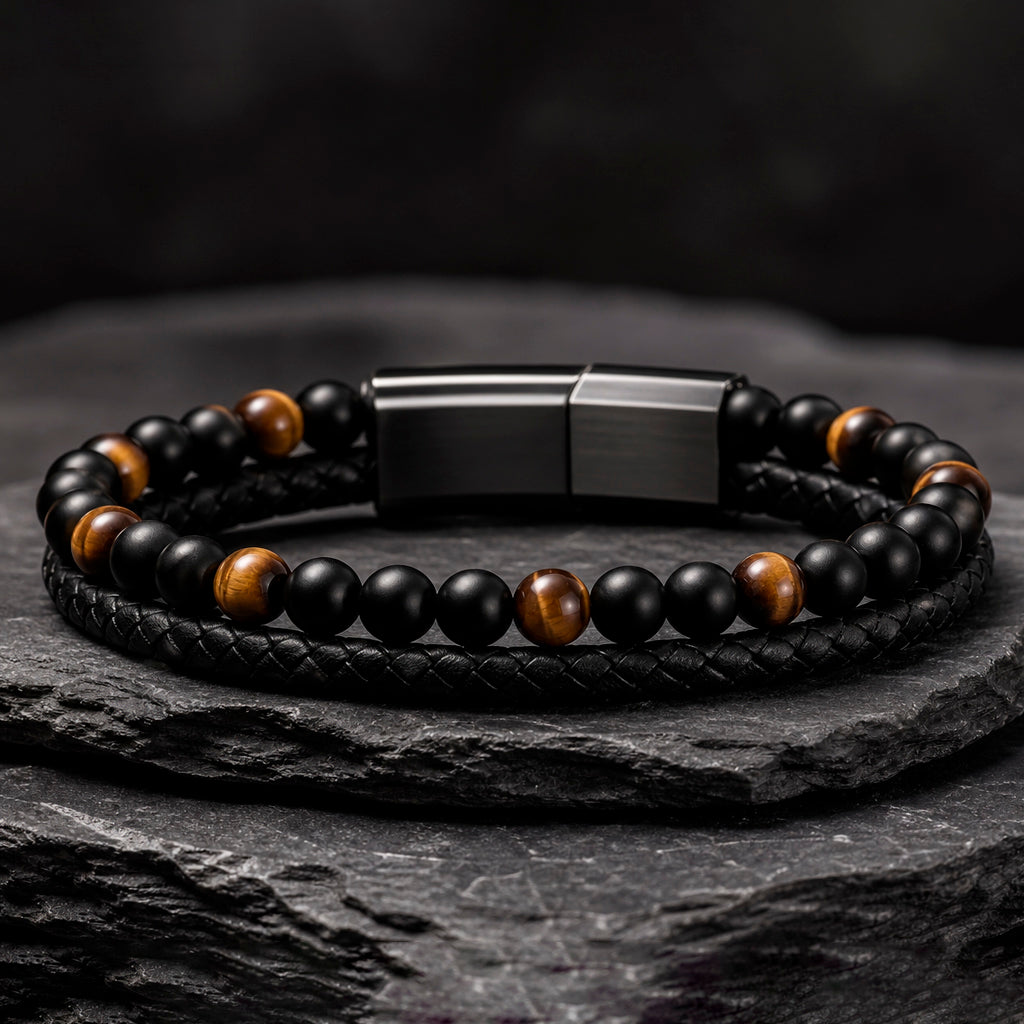 Schwarzes Herren Lederarmband mit Tigerauge Perlen und geflochtenem Design.