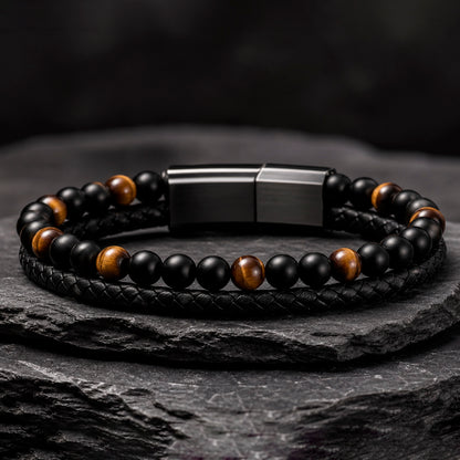 Schwarzes Herren Lederarmband mit Tigerauge Perlen und geflochtenem Design.