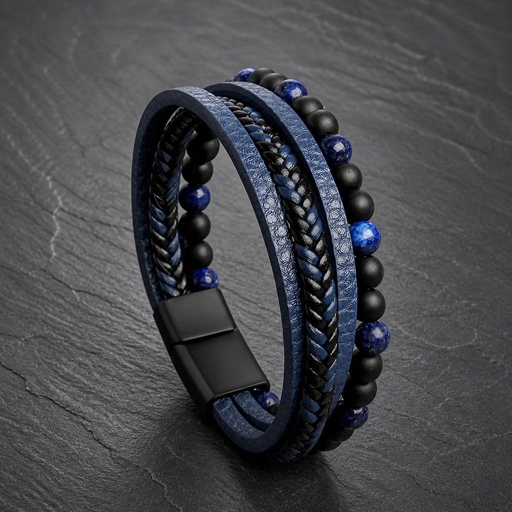 Armband aus Leder mit Perlen in blau. Nahaufnahme auf Schieferplatte