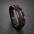Armband aus Leder mit Perlen in braun. Nahaufnahme auf Schieferplatte
