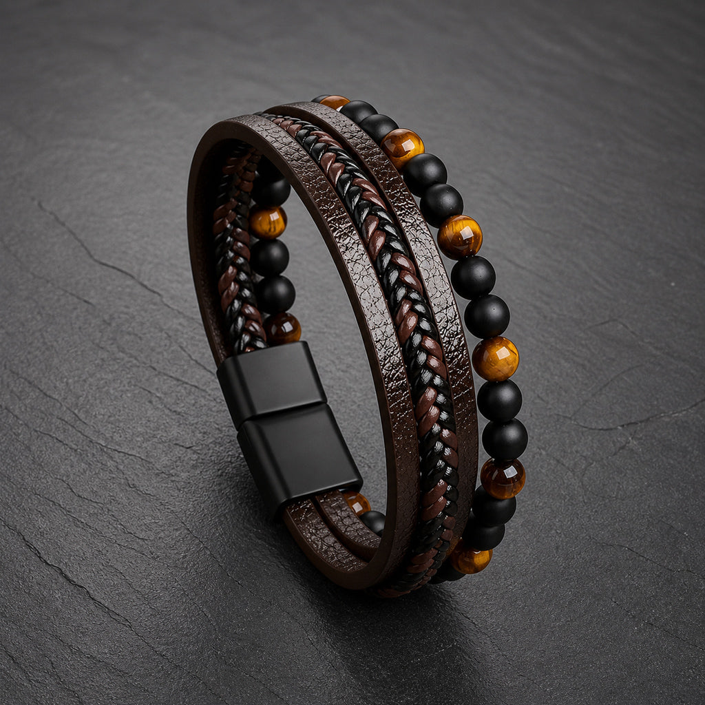 Armband aus Leder mit Perlen in braun. Nahaufnahme auf Schieferplatte