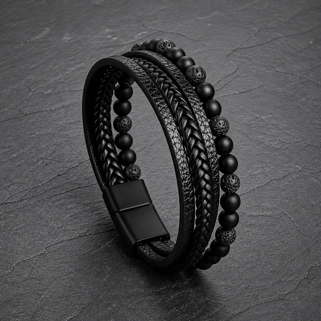 Armband aus Leder mit Perlen in schwarz. Nahaufnahme auf Schieferplatte
