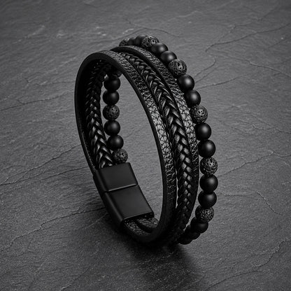 Armband aus Leder mit Perlen in schwarz. Nahaufnahme auf Schieferplatte