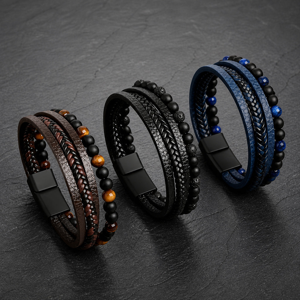 Armband aus Leder mit Perlen in drei verschiedenen Varianten. Nahaufnahme auf Schieferplatte