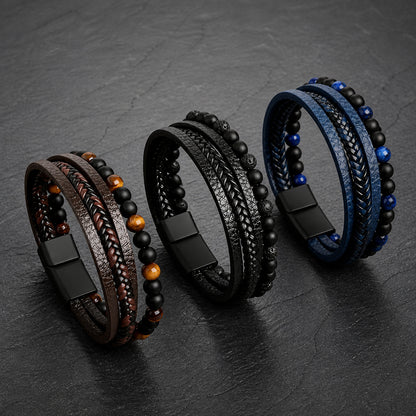 Armband aus Leder mit Perlen in drei verschiedenen Varianten. Nahaufnahme auf Schieferplatte
