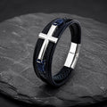 Lederarmband in blau für Männer mit 5 Strängen geflochten und glatt und mit Kreuz aus silbernem Edelstahl auf einer Schieferplatte