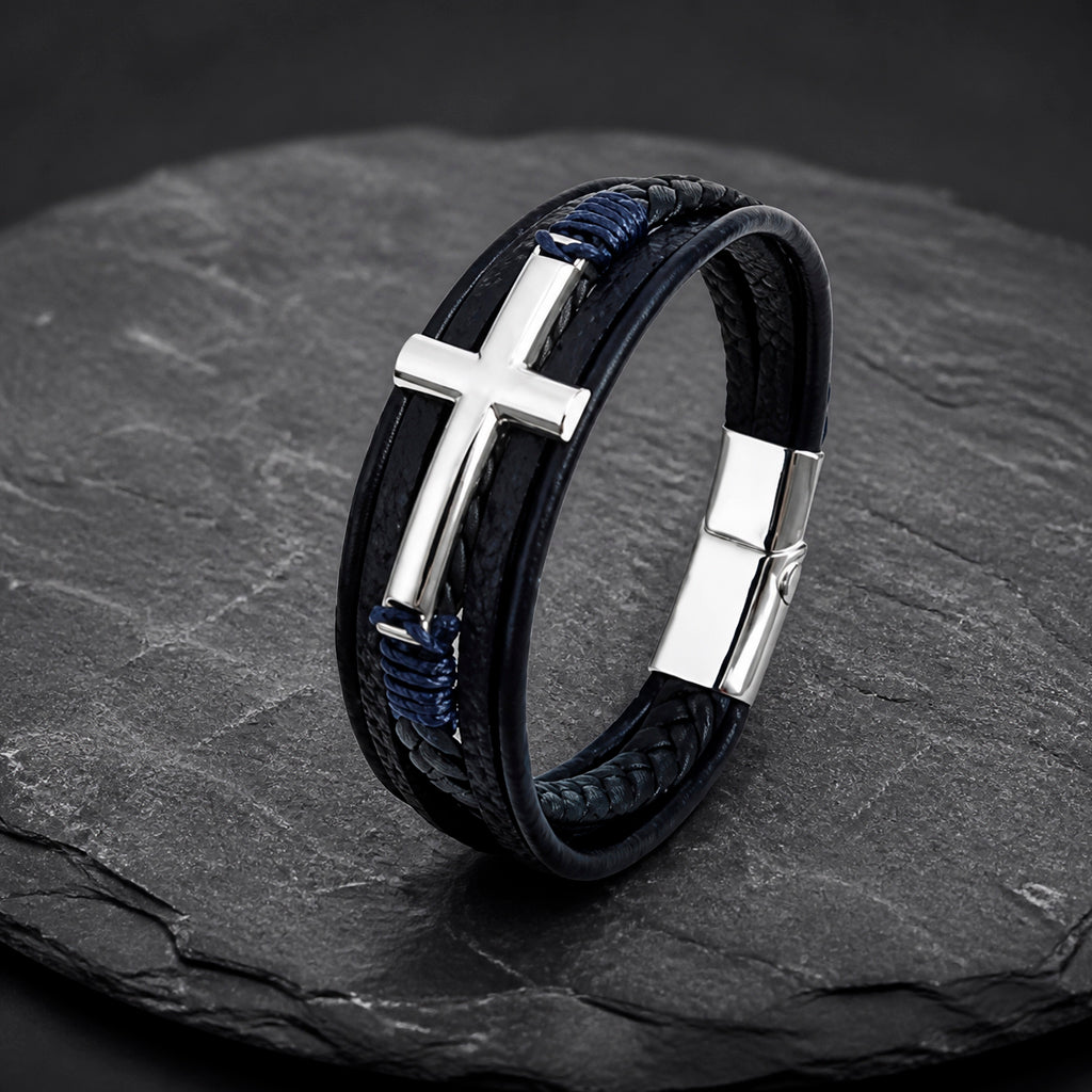 Lederarmband in blau für Männer mit 5 Strängen geflochten und glatt und mit Kreuz aus silbernem Edelstahl auf einer Schieferplatte