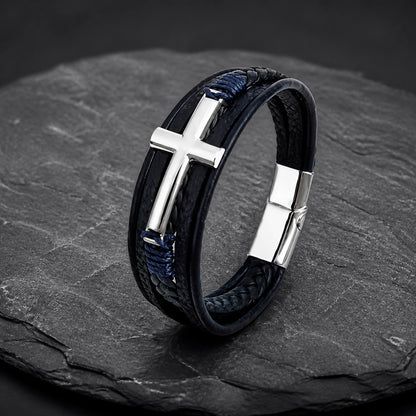 Lederarmband in blau für Männer mit 5 Strängen geflochten und glatt und mit Kreuz aus silbernem Edelstahl auf einer Schieferplatte