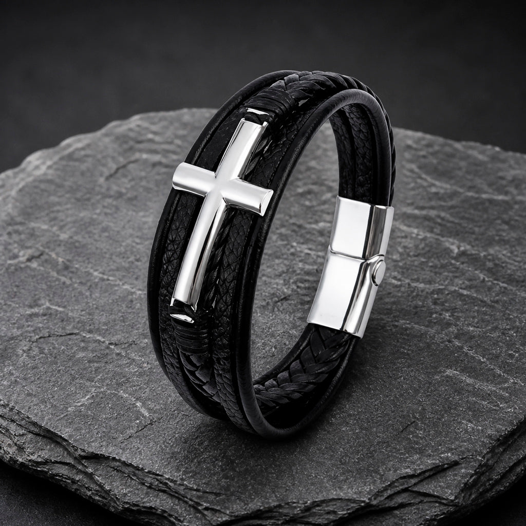 Lederarmband in schwarz für Männer mit 5 Strängen geflochten und glatt und mit Kreuz aus silbernem Edelstahl auf einer Schieferplatte