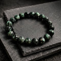 Elegantes Seraphina Verde Armband aus natürlichen Seraphinit-Perlen