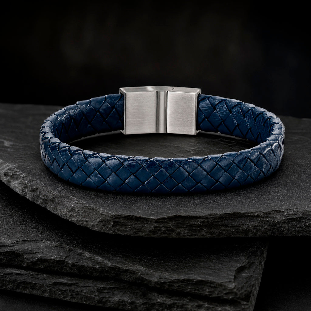 geflochtenes Lederarmband für Männer aus blauem Leder mit silbernem Magnetverschluss auf Schieferplatte