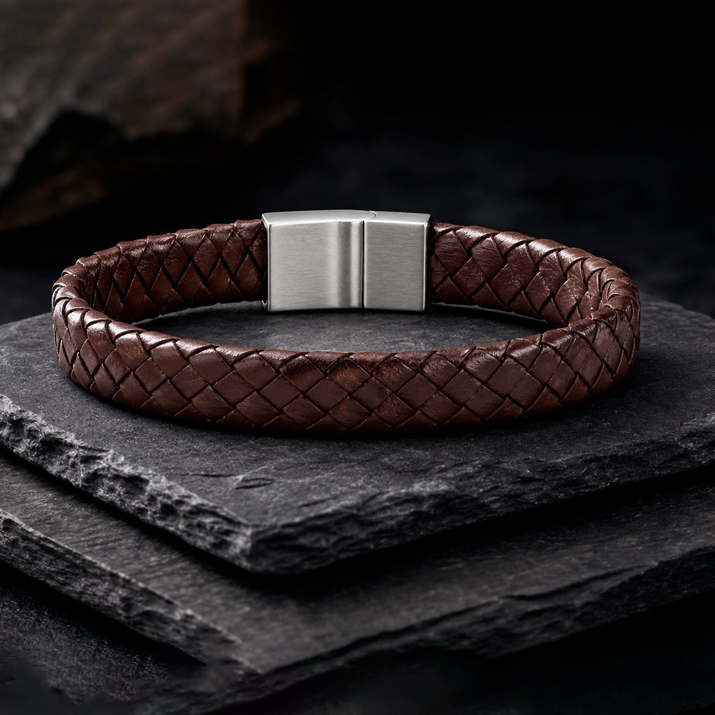 geflochtenes Lederarmband für Männer aus braunem Leder mit silbernem Magnetverschluss auf Schieferplatte