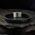 geflochtenes Lederarmband für Männer aus schwarzem Leder mit silbernem Magnetverschluss auf Schieferplatte