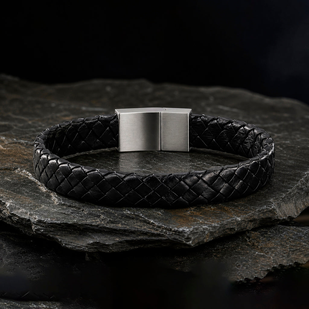 geflochtenes Lederarmband für Männer aus schwarzem Leder mit silbernem Magnetverschluss auf Schieferplatte