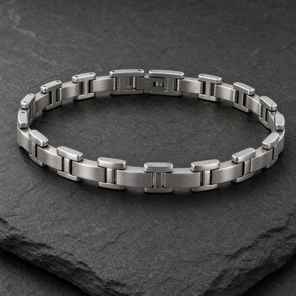 Edelstahl Armband  7 mm für Männer auf Schieferplatte
