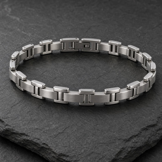 Edelstahl Armband  7 mm für Männer auf Schieferplatte