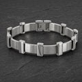 Edelstahl Armband für Männer auf Schieferplatte