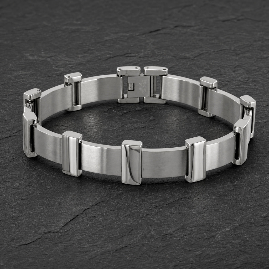 Edelstahl Armband für Männer auf Schieferplatte