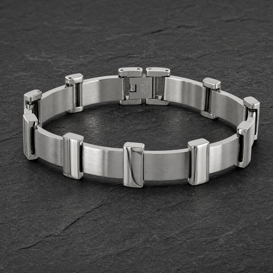 Edelstahl Armband für Männer auf Schieferplatte
