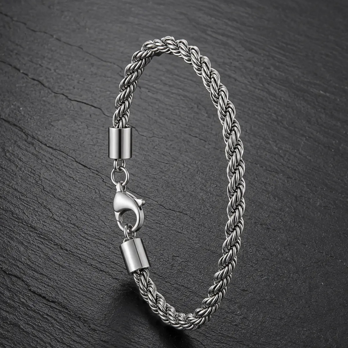 Herren Armband im Kordeldesign aus silberfarbenem Edelstahl mit Karabinerverschluss.