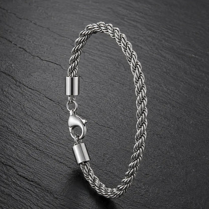 Herren Armband im Kordeldesign aus silberfarbenem Edelstahl mit Karabinerverschluss.