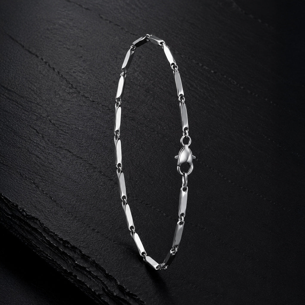 Facettiertes Herren Armband aus silberfarbenem Edelstahl mit Karabinerverschluss.