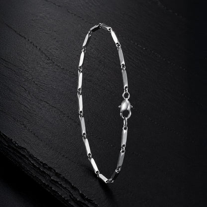 Facettiertes Herren Armband aus silberfarbenem Edelstahl mit Karabinerverschluss.