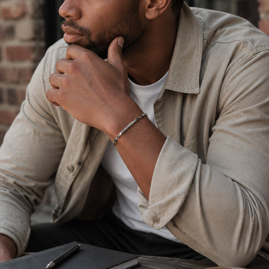 Facettiertes Herren Armband aus Edelstahl am Handgelenk getragen.