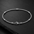 Venezianer Herren Armband aus Edelstahl mit silberfarbenen Edelstahldetails auf Schieferplatte.