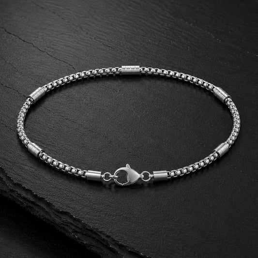 Venezianer Herren Armband aus Edelstahl mit silberfarbenen Edelstahldetails auf Schieferplatte.