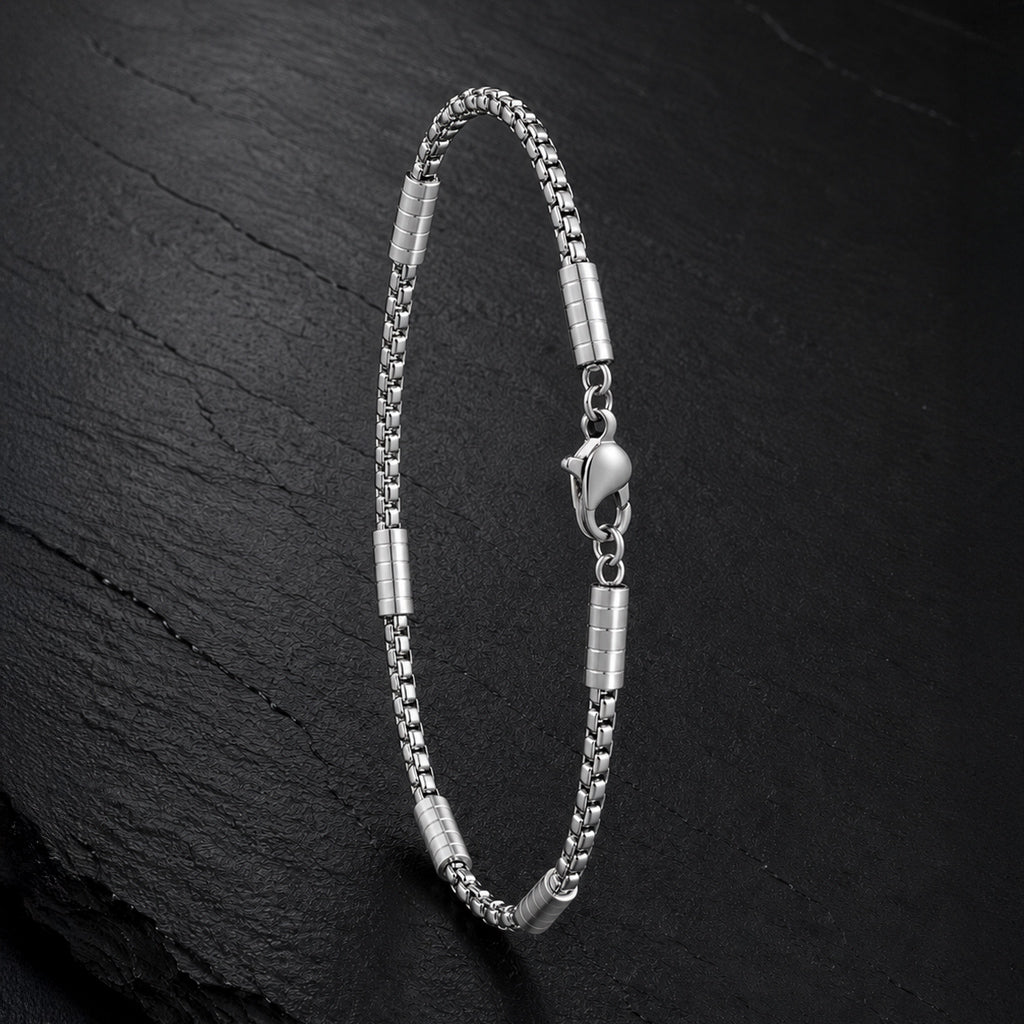 Venezianer Herren Armband aus silberfarbenem Edelstahl mit modernen Edelstahldetails.