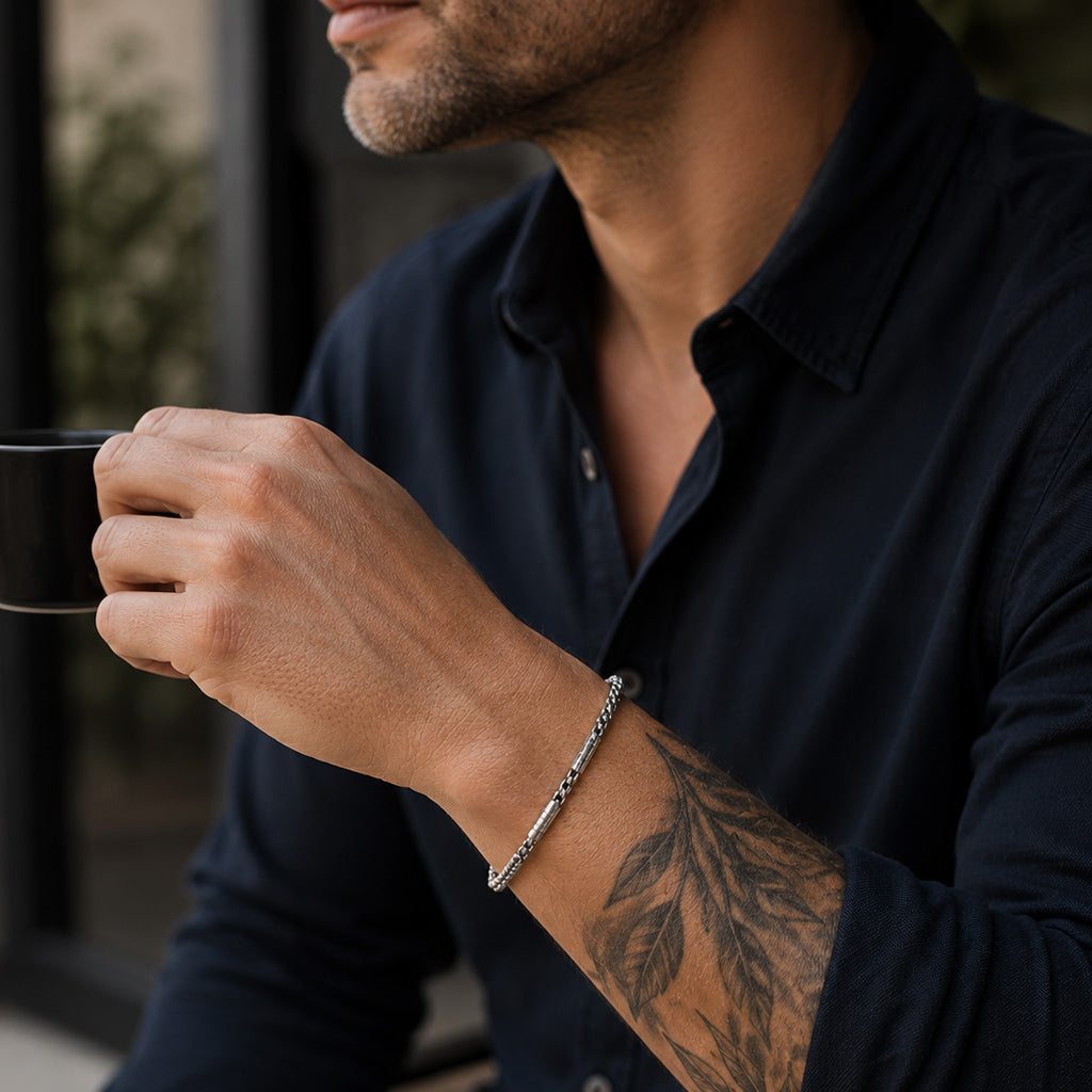 Venezianer Herren Armband aus Edelstahl mit silberfarbenen Details am Handgelenk getragen.