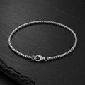 Feines Venezianer Herren Armband aus Edelstahl auf dunkler Schieferplatte.