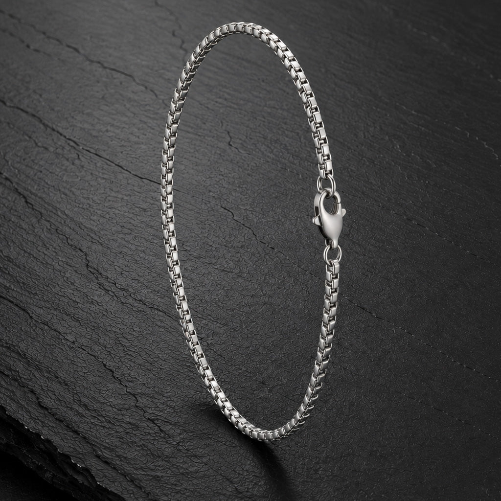Feines Venezianer Herren Armband aus silberfarbenem Edelstahl mit Karabinerverschluss.