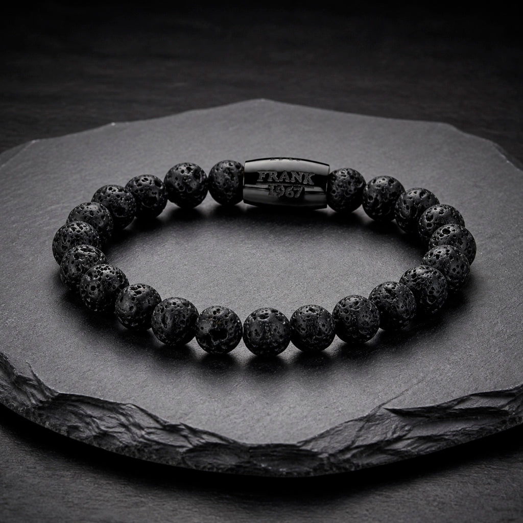 Frank 1976 Armband aus Lavastein auf Schieferplatte