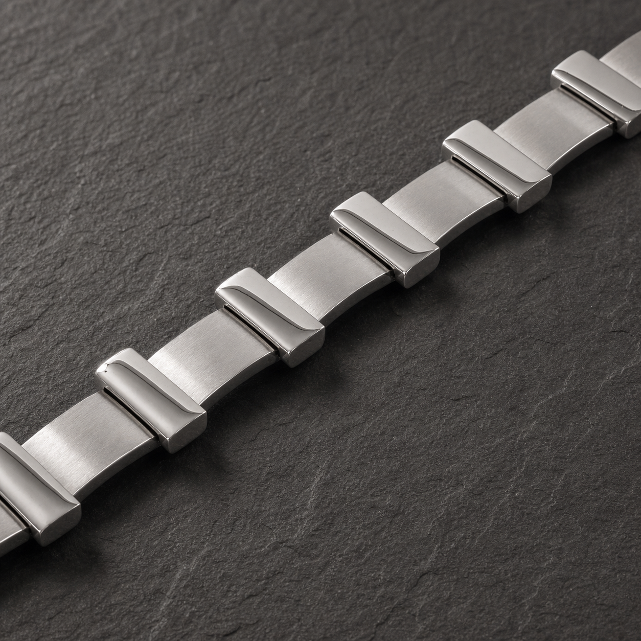 Edelstahl Armband 10 mm für Männer auf Schieferplatte Detailansicht
