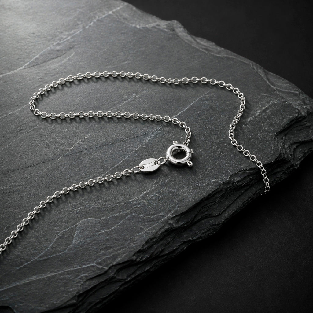 Halskette auf einem Schieferstein. Kette aus 925 Silber. Ankerkette