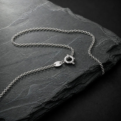 Halskette auf einem Schieferstein. Kette aus 925 Silber. Ankerkette