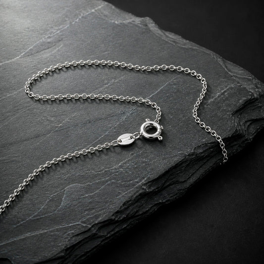 Halskette auf einem Schieferstein. Kette aus 925 Silber. Ankerkette