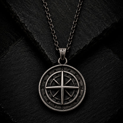 Frank 1967 Compass Noir Halskette in Edelstahl mit Kompass-Anhänger