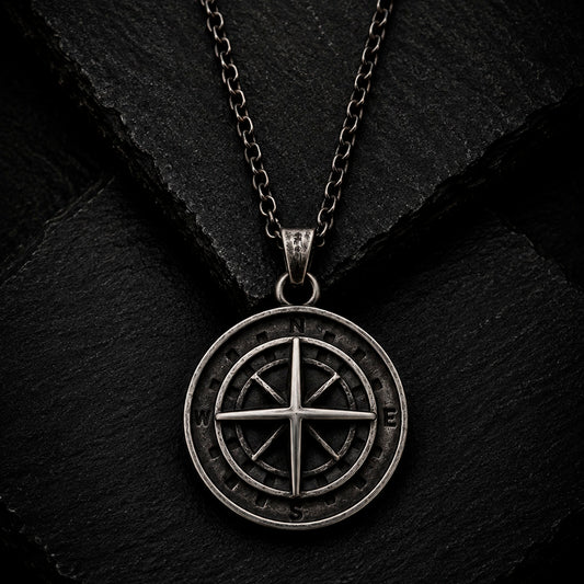 Frank 1967 Compass Noir Halskette in Edelstahl mit Kompass-Anhänger