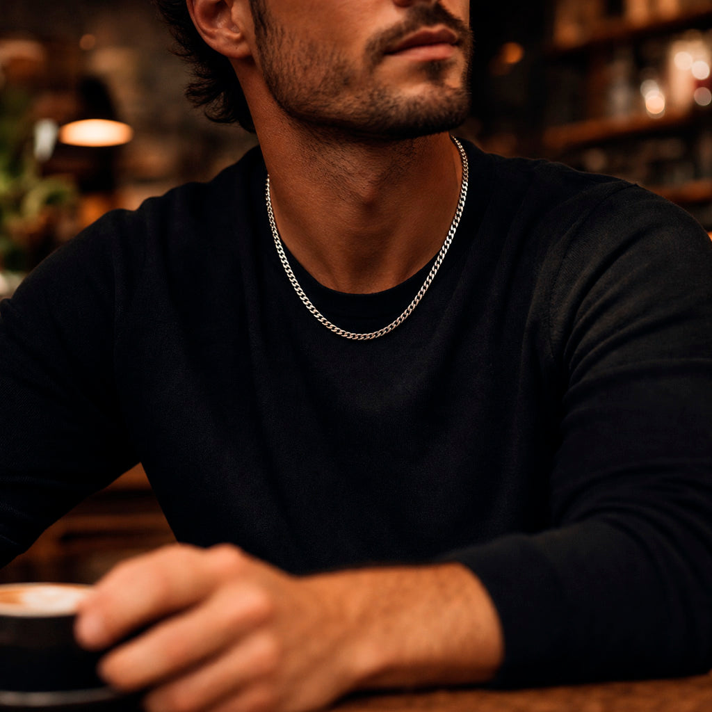 Junger Mann um Café trägt die Halskette aus Edelstahl